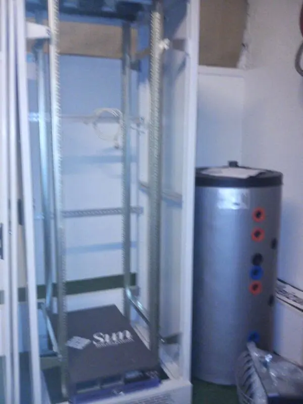 Server-Rack neben Warmwasserspeicher
