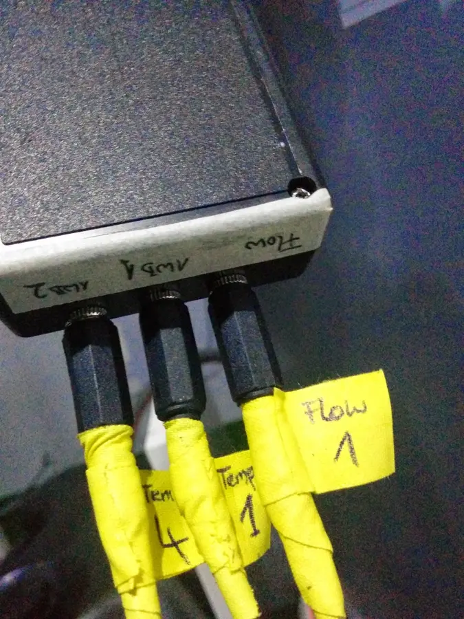 Selbstgebaute Sensor-Box mit Temperatur- und Durchflussmessung